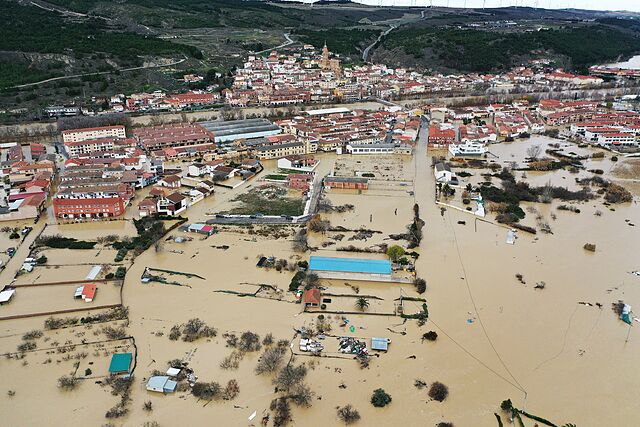 Los vecinos de Tudela, Navarra, tratan de proteger sus viviendas de la inundación | España | EL MUNDO